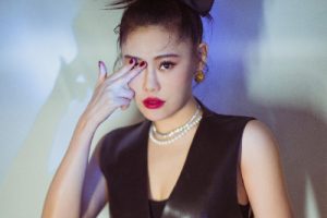 靠近吉他谱-袁娅维-A调超原版弹唱谱-图片谱