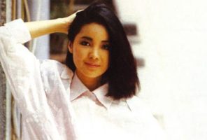 邓丽君《路边的野花不要采简谱》-E调歌曲简谱