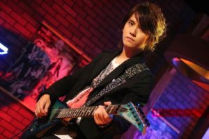 够爱吉他谱A调-东城卫-够爱原版弹唱谱