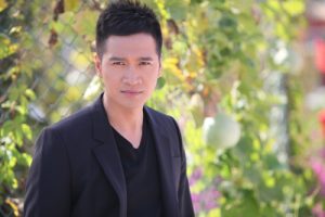 何晟铭《爱的供养吉他谱》F调男生原版六线谱