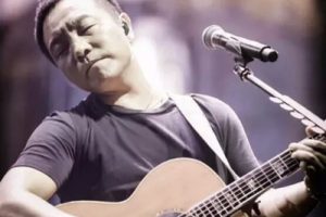 许巍《闪亮的瞬间吉他谱》C调扫弦弹唱谱