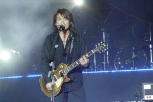 伍佰《再度重相逢吉他谱》C调六线谱