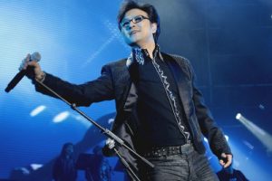 汪峰《笑着哭吉他谱》D调