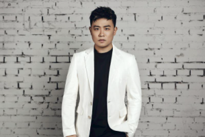 贺一航《原来占据你内心的人不是我吉他谱》C调原版