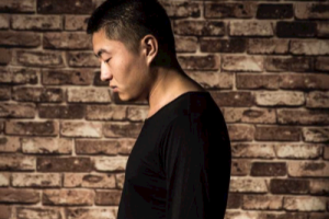 小洲《爱都爱了吉他谱》G调原版伴奏谱