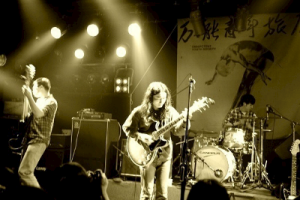 万能青年旅店《杀死那个石家庄人吉他谱》G调简单版图谱