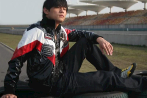 周杰伦《雨下一整晚吉他谱》A调原版六线谱