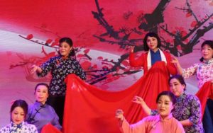 绣红旗简谱(歌词)-任桂珍-B调歌曲简谱