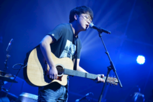 贰佰《以梦喂马吉他谱》C调原版