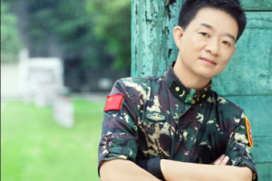 小曾《当你的秀发拂过我的钢枪吉他谱》C调原版