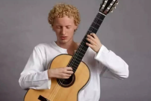 BIL笑笑《山茶花读不懂白玫瑰吉他谱》C调原版