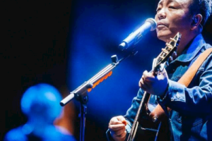 许巍《生活不止眼前的苟且吉他谱》F调原版