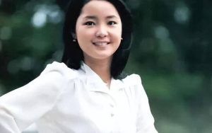 邓丽君《在水一方吉他谱》C调原版吉他谱