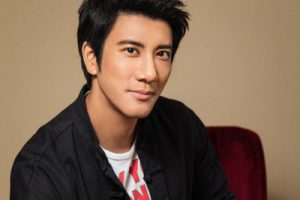 王力宏《需要人陪吉他谱》C调弹唱六线谱