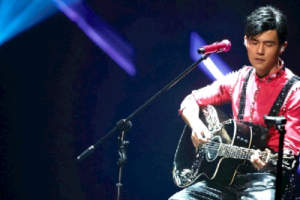 周杰伦《爱的飞行日记吉他谱》G调原版弹唱谱