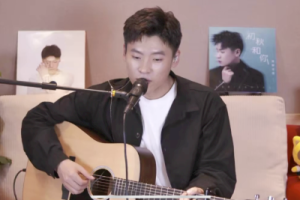 隔壁老樊《初秋和你吉他谱》C调原版弹唱谱