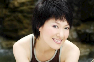 周艳泓《当爱情经过的时候吉他谱》D调弹唱六线谱