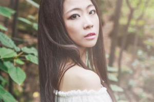 叶明净《夜色滚烫吉他谱》G调原版六线谱