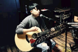 小海《我的女朋友吉他谱》F调原版弹唱谱