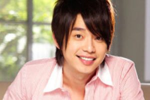 张栋梁《当你孤单你会想起谁吉他谱》C调弹唱六线谱