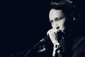 郭顶《每个眼神都只身荒野吉他谱》G调原版六线谱