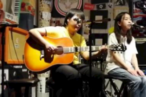 斯斯与凡《马马嘟嘟骑吉他谱》A调原版六线谱