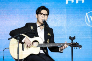 品冠《哄我入睡吉他谱》C调原版弹唱谱