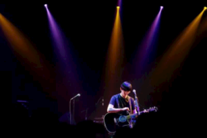 张艺德《花开不少年吉他谱》D调弹唱六线谱