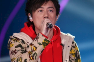 张宇《一个人万岁吉他谱》F调原版六线谱