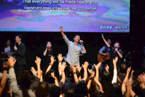 赞美之泉《这里有荣耀吉他谱》C调原版