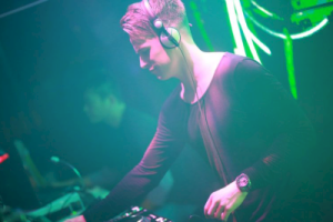 PIGGY《脸红接收处吉他谱》C调原版六线谱