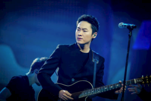 梁博《你会成为你想的那个人吉他谱》原版六线谱