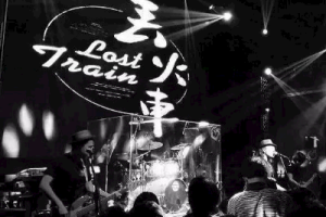 丢火车《茶底世界吉他谱》D调原版六线谱