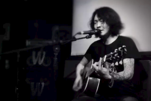 潘新明《青春万岁吉他谱》G调原版弹唱谱