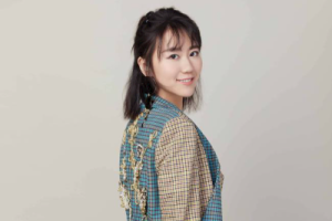 谢春花《还想听你的故事吉他谱》D调原版弹唱谱