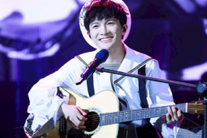 周深《蓝色降落伞吉他谱》C调原版六线谱