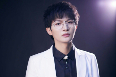 周深《我以渺小爱你吉他谱》C调原版六线谱